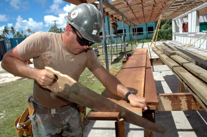 menuisier-SIGNES-min_worker_construction_building_carpenter_male_job_build_helmet-893290